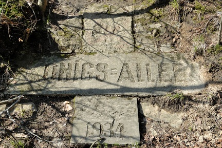 Denkstein an der Königsallee im Bullerbachtal