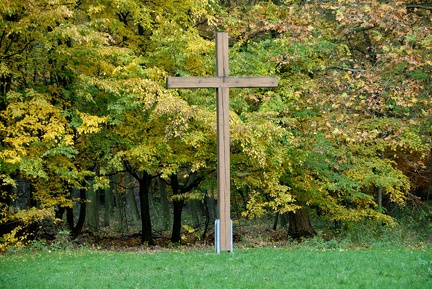 Kreuz auf einer Lichtung