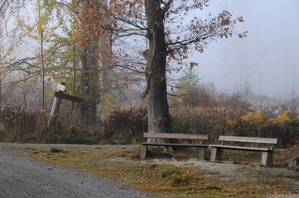 Malerischer Platz im lichten Nebel