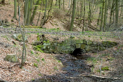 Eine offensichtlich recht alte Brücke über den Bullerbach