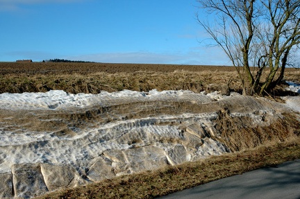 Durch Bodenabtrag  verschmutzter Schnee