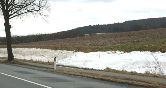 Dunkler  und weißer Schnee an der Straße zwischen Hohenbostel und Bantorf