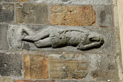 Ev. Kirche St. Blasius, Relief an der Mauer des Turms
