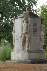 Kriegerdenkmal vor der Kirche