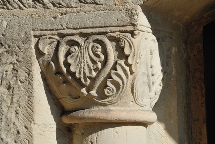 Ev. Thomaskirche, Kapitell einer Säule am Nordeingang
