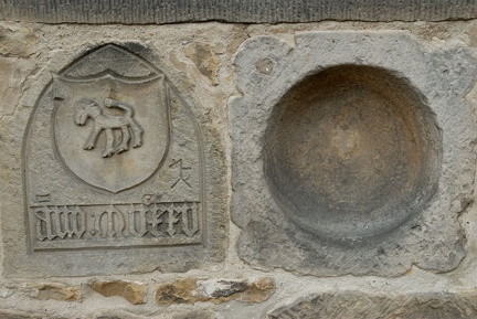 Ev. Thomaskirche, Wappen von 1525 und eingemauertes Weihwassergefäß an der Nordseite