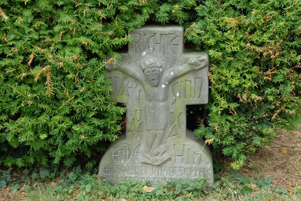 Gedenkstein auf dem Kirchenplatz