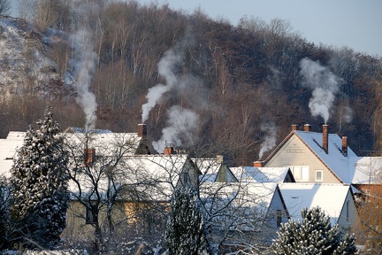 Dächer vor der hohen Halde bei strengem Frost (-17°C)