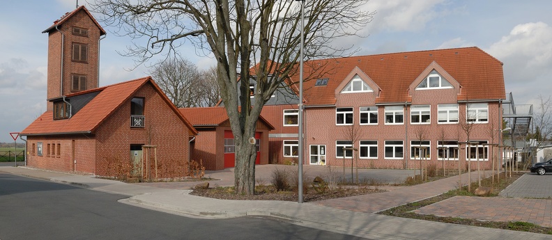 Feuerwehrhaus und Schule,
Ansicht aus der Straße "Die Heide"