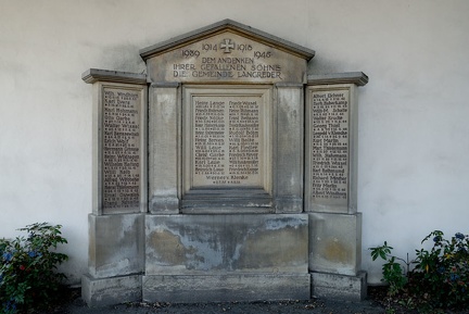 Kriegerdenkmal an der Ostwand der Kapelle