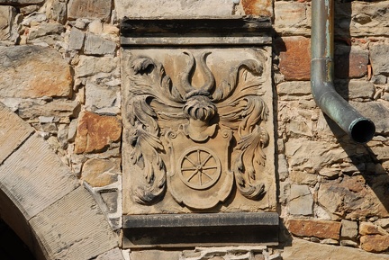 Rittergut, Wappen am Südtor
