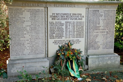 Kriegerdenkmal bei der Kirche